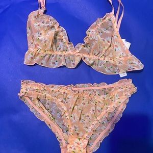 NWT daisy lingerie set